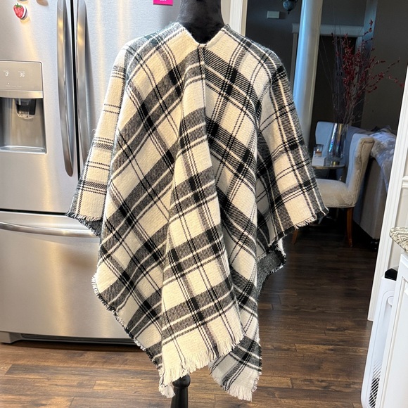 Cracker Barrel Black and White Plaid Cape - Picture 2 of 5